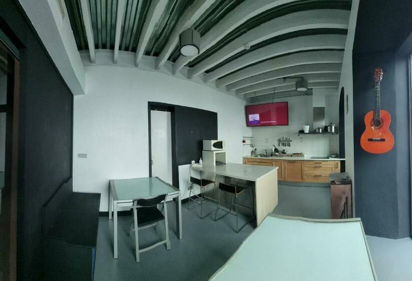 هاستل Seville Your Way