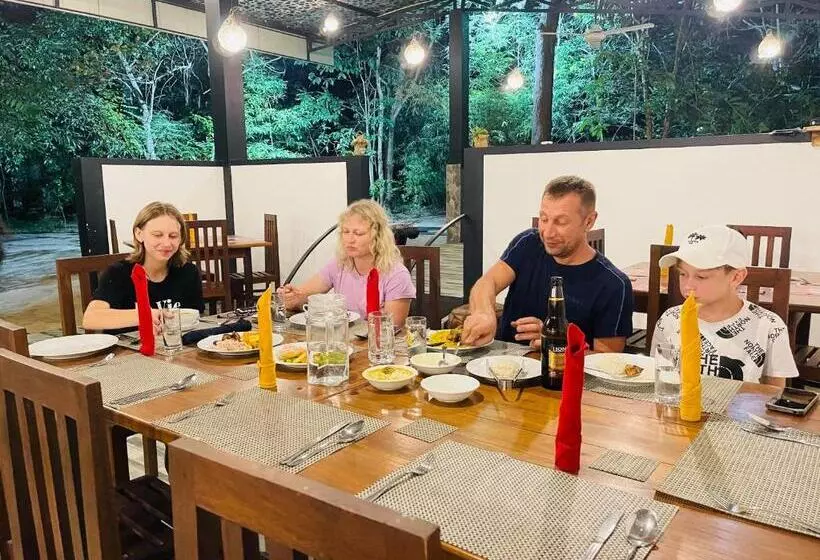 هتل C B S Resort Udawalawe