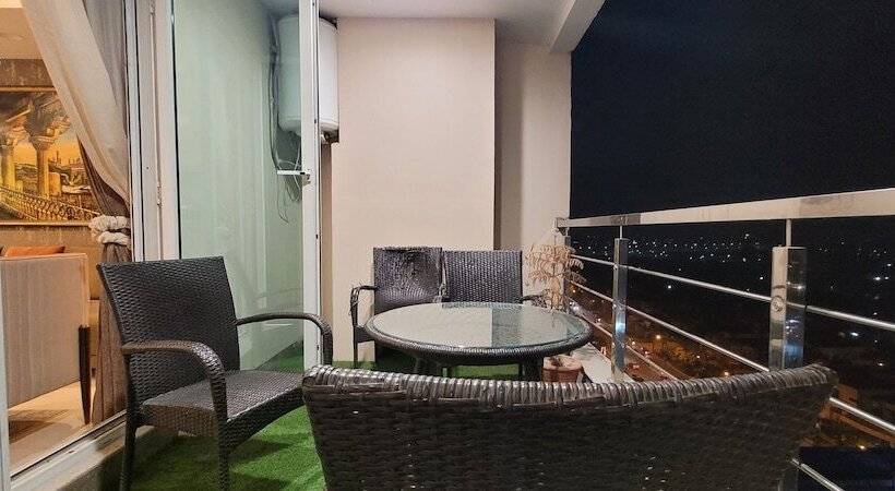 هتل Goldcrest Luxury Apartments