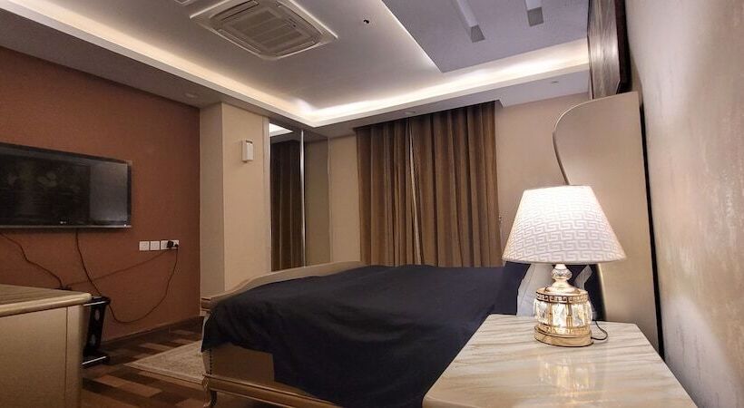 هتل Goldcrest Luxury Apartments