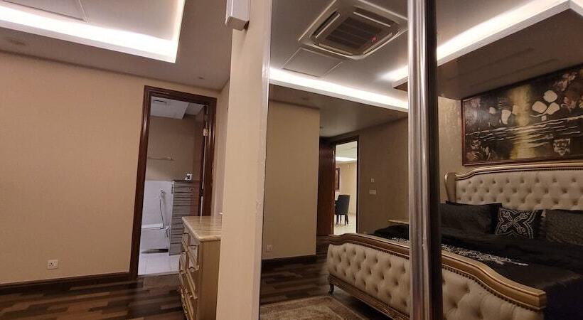 هتل Goldcrest Luxury Apartments