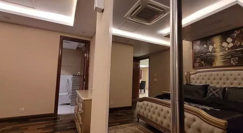 هتل Goldcrest Luxury Apartments