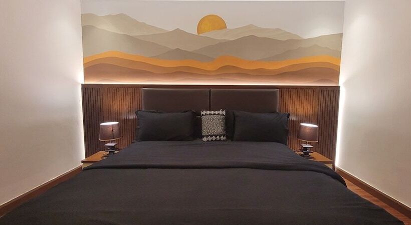 هتل Goldcrest Luxury Apartments