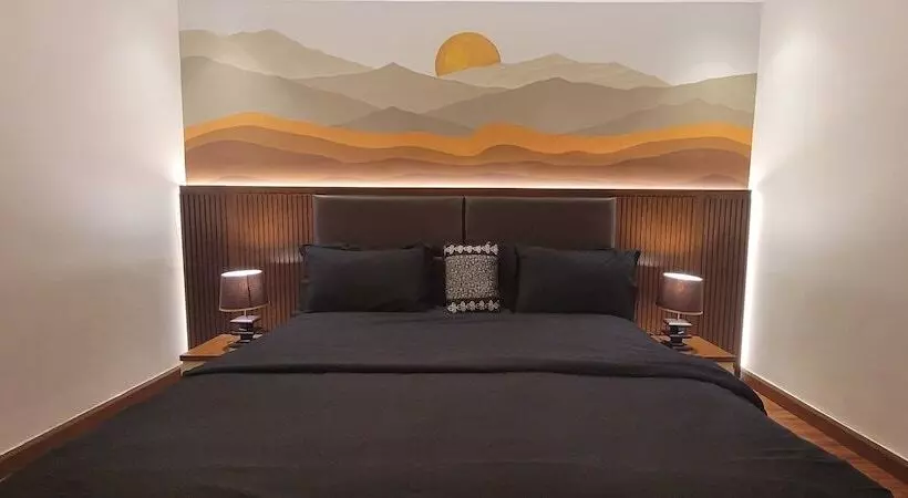 هتل Goldcrest Luxury Apartments