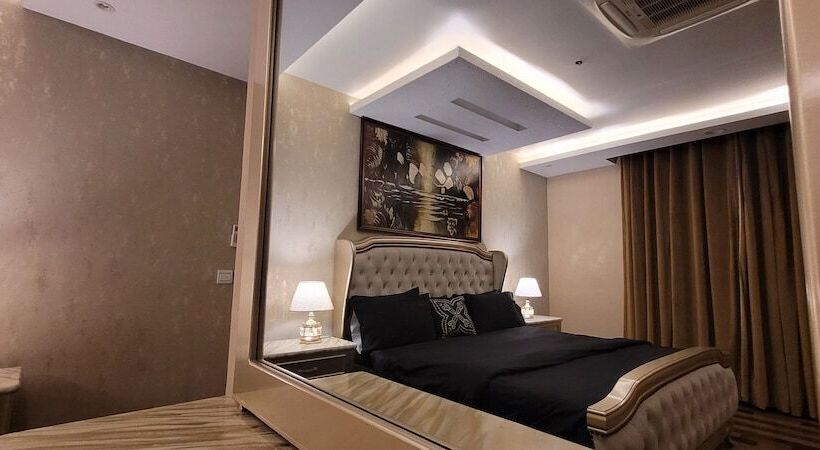هتل Goldcrest Luxury Apartments