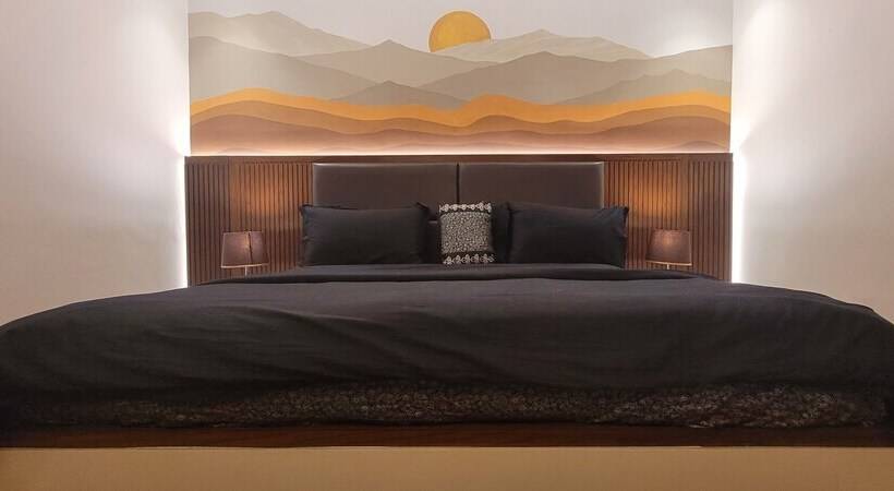 هتل Goldcrest Luxury Apartments