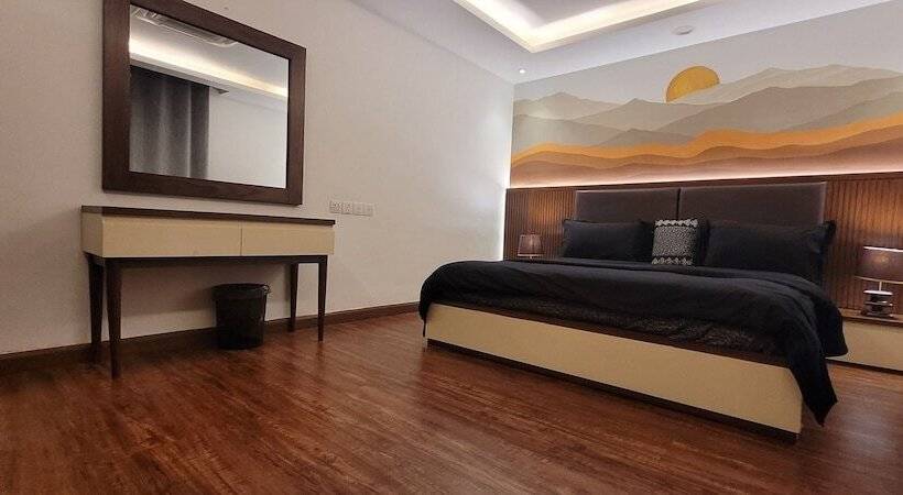 هتل Goldcrest Luxury Apartments