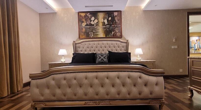 هتل Goldcrest Luxury Apartments