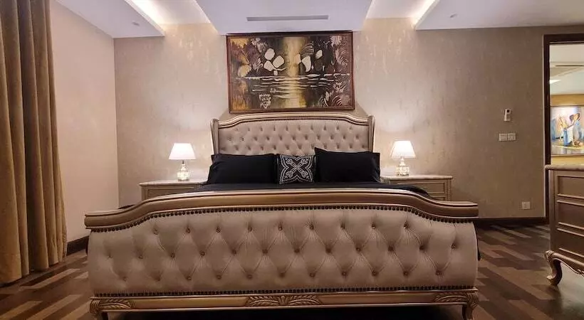 هتل Goldcrest Luxury Apartments