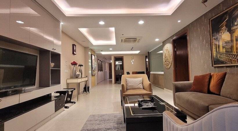 هتل Goldcrest Luxury Apartments