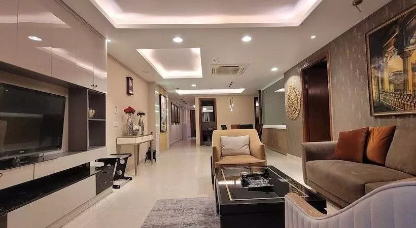 هتل Goldcrest Luxury Apartments