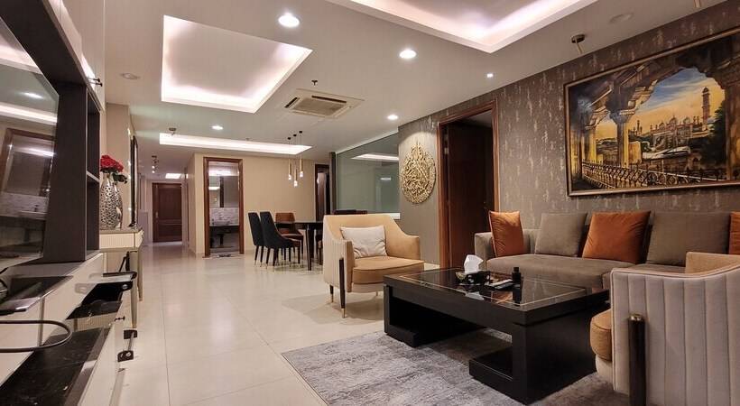 هتل Goldcrest Luxury Apartments