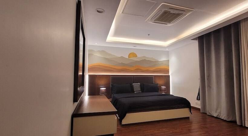 هتل Goldcrest Luxury Apartments