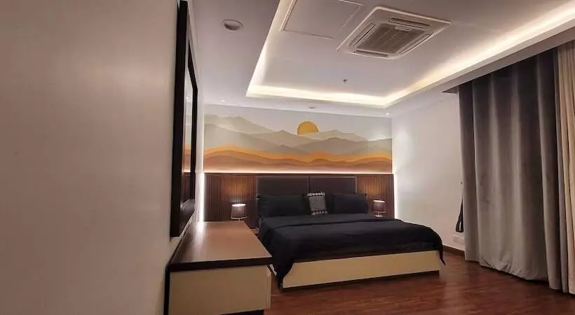 هتل Goldcrest Luxury Apartments