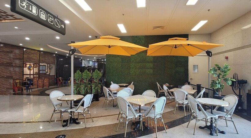 هتل Goldcrest Luxury Apartments