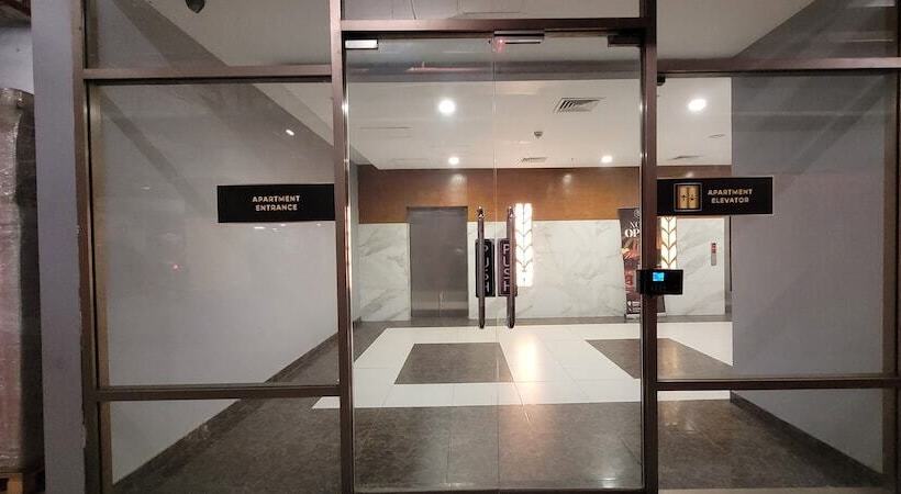 هتل Goldcrest Luxury Apartments