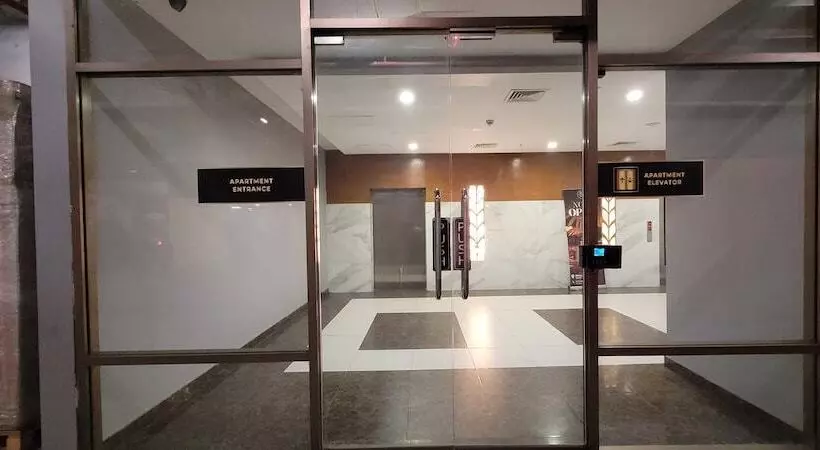 هتل Goldcrest Luxury Apartments