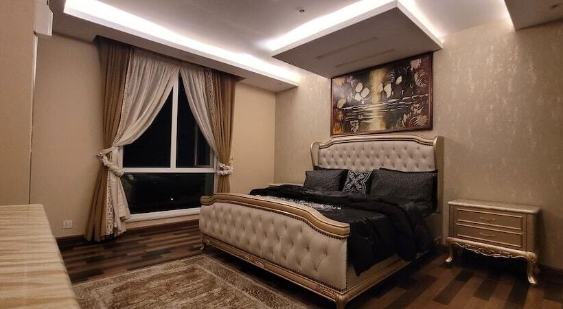 هتل Goldcrest Luxury Apartments