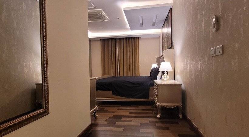 هتل Goldcrest Luxury Apartments