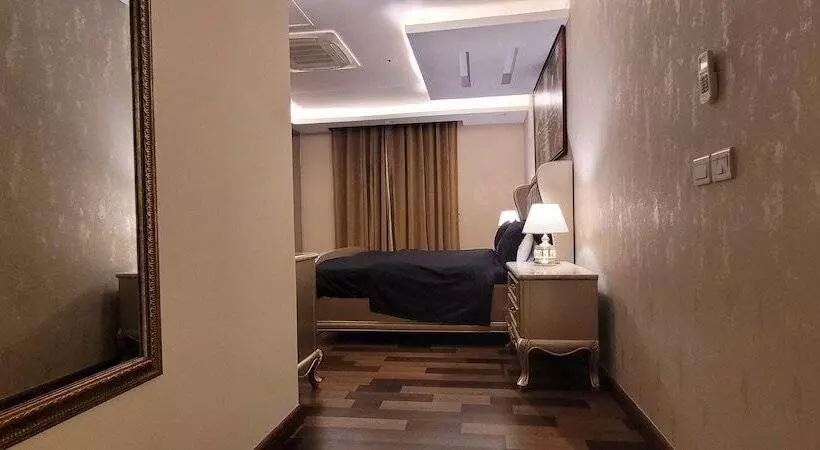 هتل Goldcrest Luxury Apartments