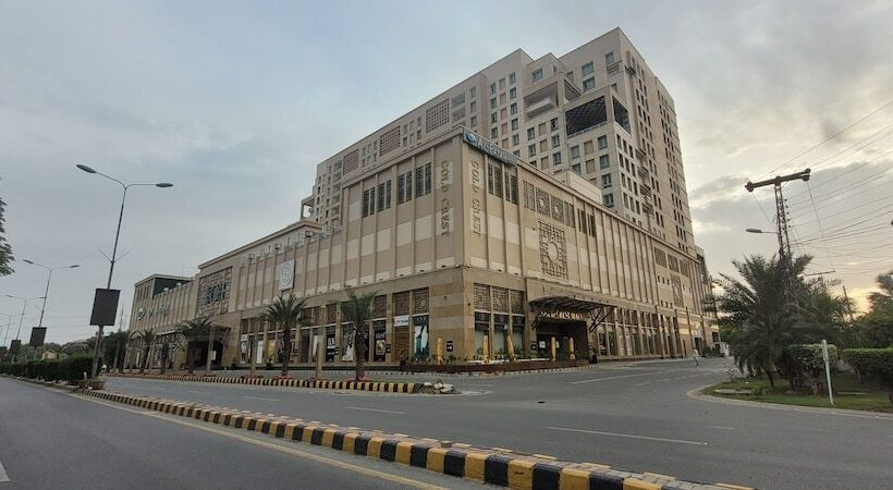 هتل Goldcrest Luxury Apartments