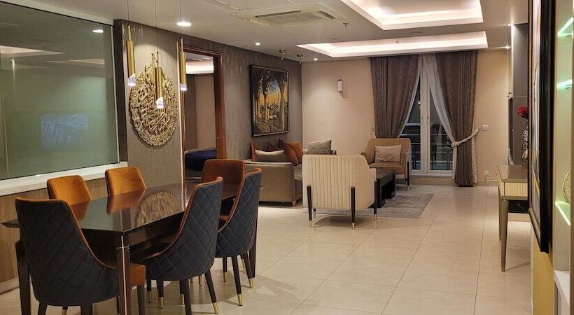 هتل Goldcrest Luxury Apartments