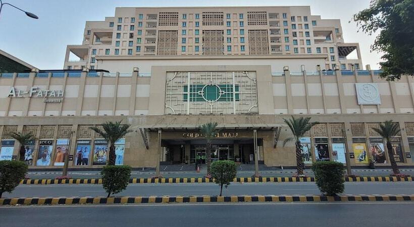 هتل Goldcrest Luxury Apartments