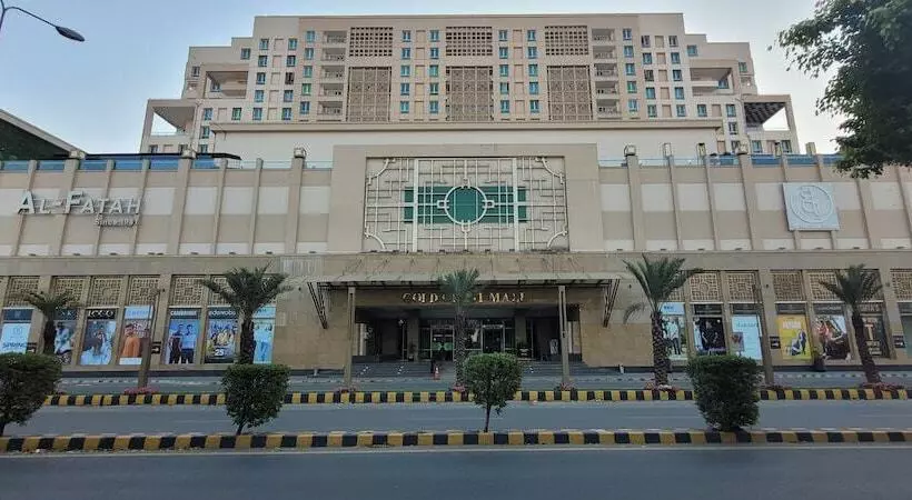 هتل Goldcrest Luxury Apartments