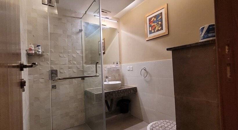 هتل Goldcrest Luxury Apartments