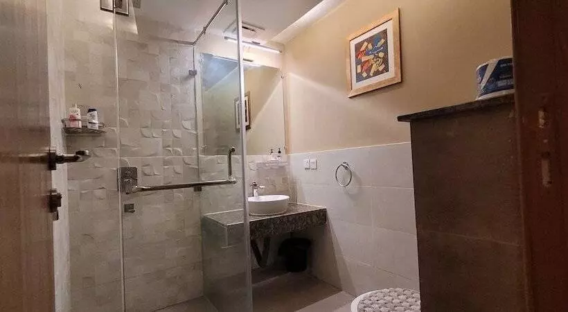 هتل Goldcrest Luxury Apartments