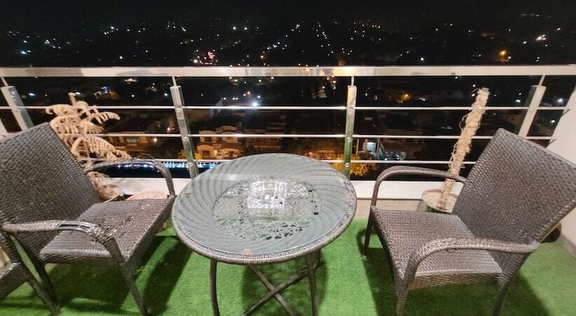 هتل Goldcrest Luxury Apartments