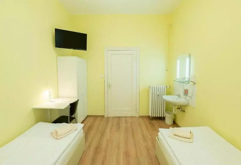 تختخواب و صبحانه Pension Dahlem