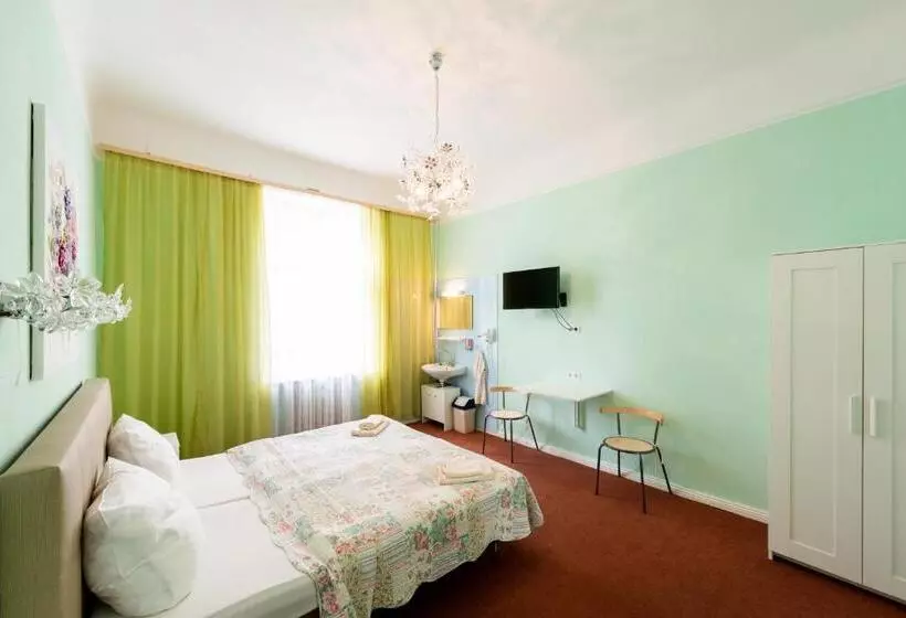 تختخواب و صبحانه Pension Dahlem