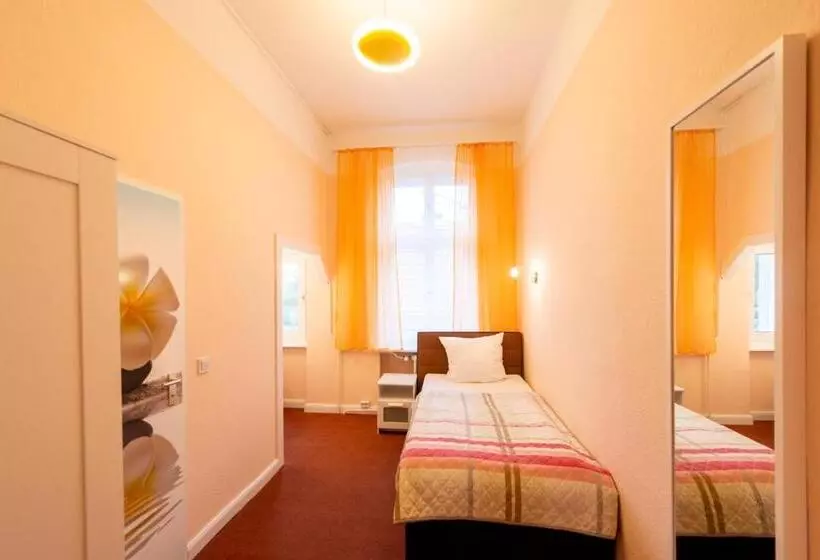 تختخواب و صبحانه Pension Dahlem