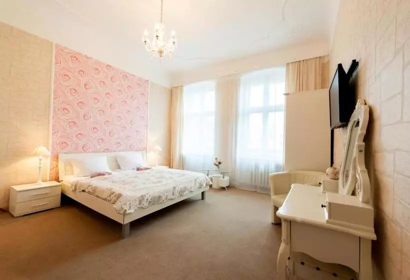 تختخواب و صبحانه Pension Dahlem