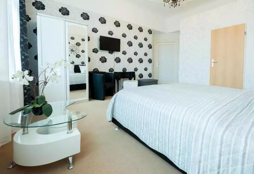 تختخواب و صبحانه Pension Dahlem