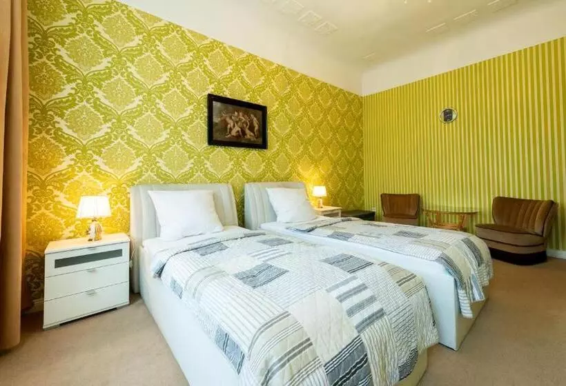 تختخواب و صبحانه Pension Dahlem