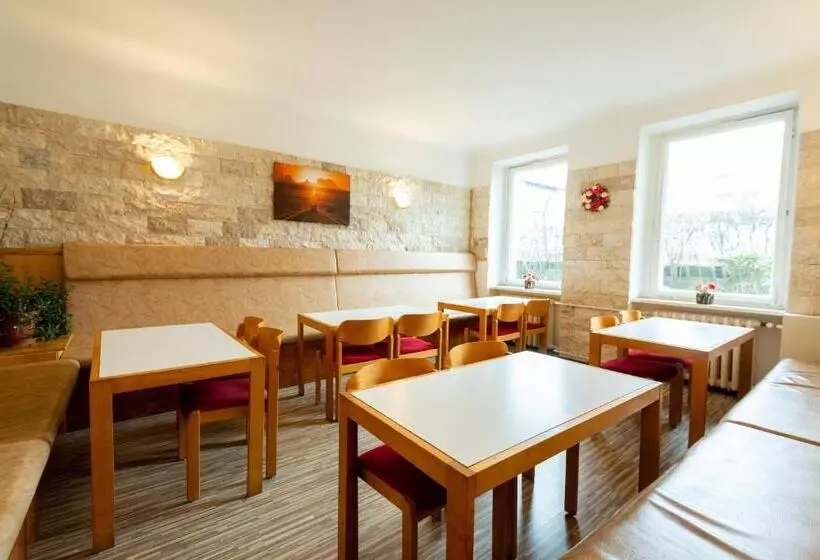 تختخواب و صبحانه Pension Dahlem