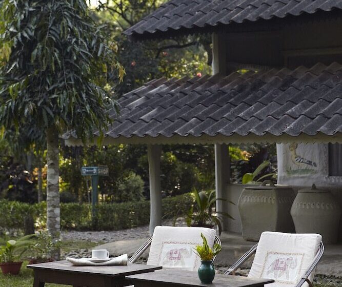 استراحتگاه Tiger Tops Tharu Lodge