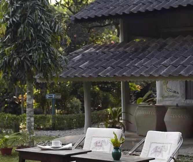 استراحتگاه Tiger Tops Tharu Lodge