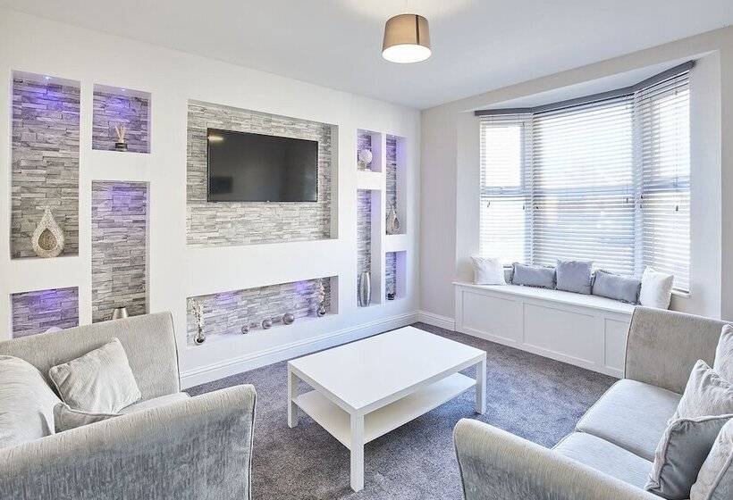 Host Stay The Lobster Holiday Inn