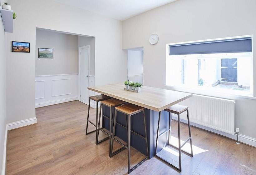 Host Stay The Lobster Holiday Inn