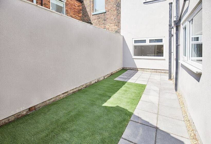 Host Stay The Lobster Holiday Inn