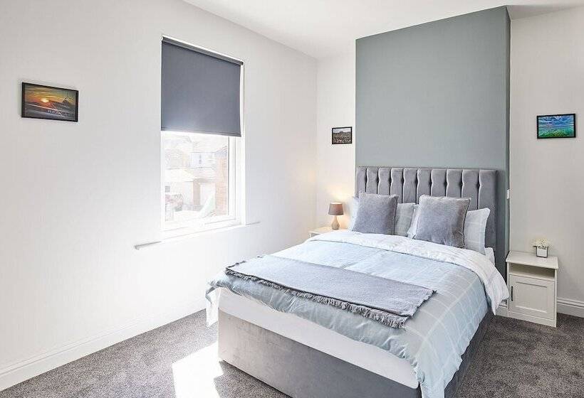 Host Stay The Lobster Holiday Inn