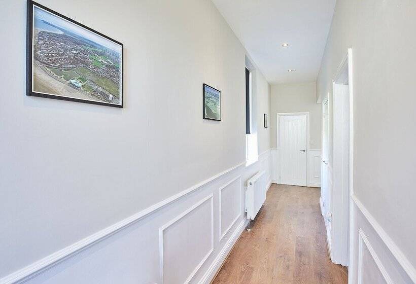 Host Stay The Lobster Holiday Inn