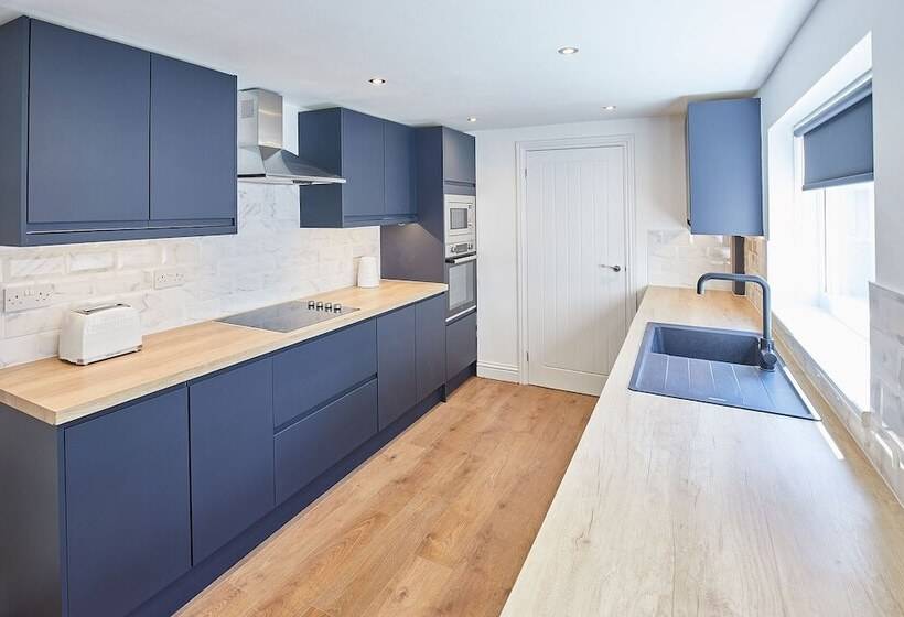 Host Stay The Lobster Holiday Inn