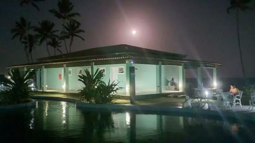 Village Em Condomínio C/ Piscina E Acesso A Praia