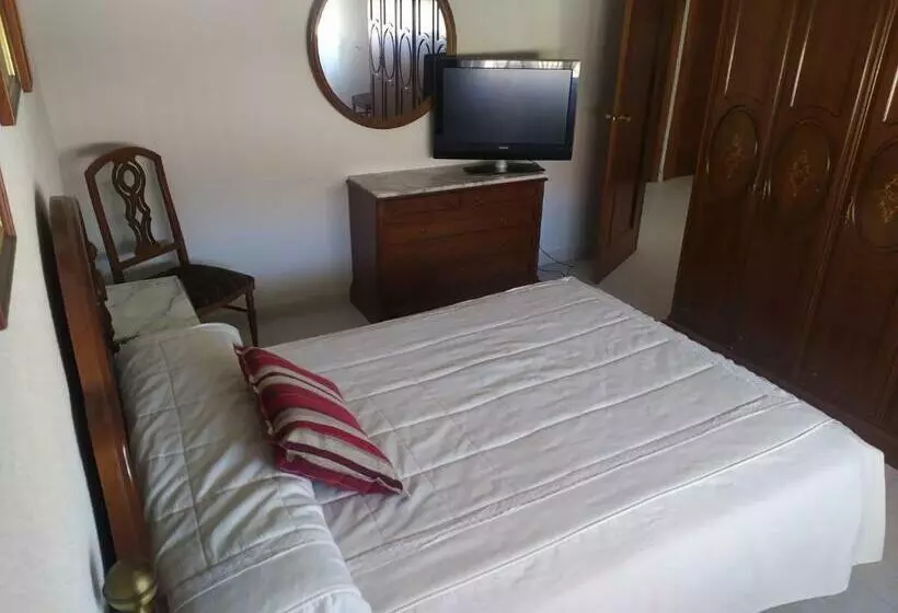 پانسیون Room In Guest Room   Double Room In Chalet In Toledo