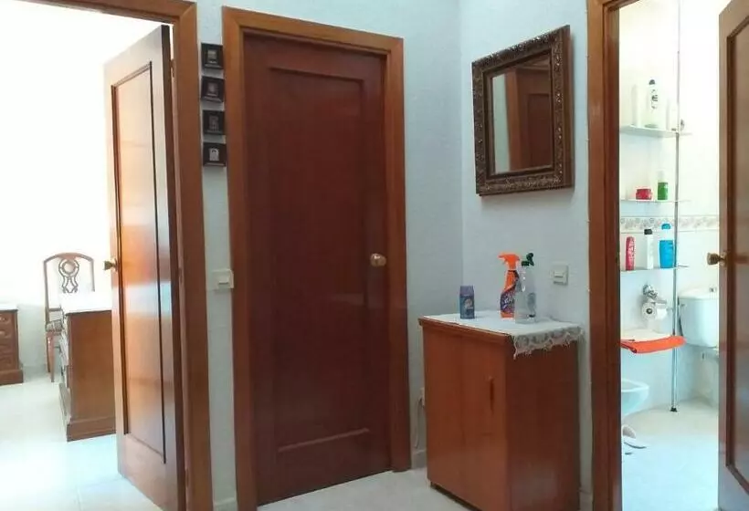 پانسیون Room In Guest Room   Double Room In Chalet In Toledo