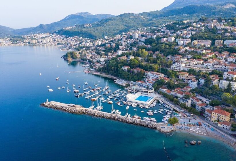 Pool Villa Luxoria Trebesin Happy Rentals